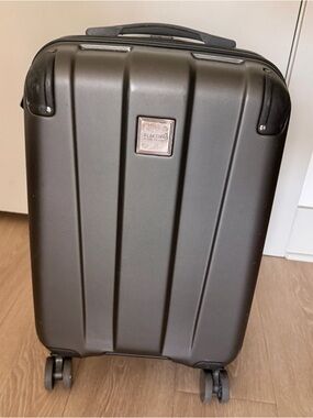 Kenneth Cole Reaction Hardshell Carry-On